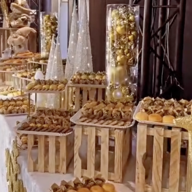 Buffet de gateaux féerique lors d'un événement à Aix en Provence
